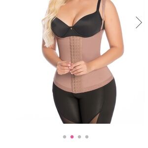 Worn once. I wear size 8 / medium in blouses. This thing is too tight for me.